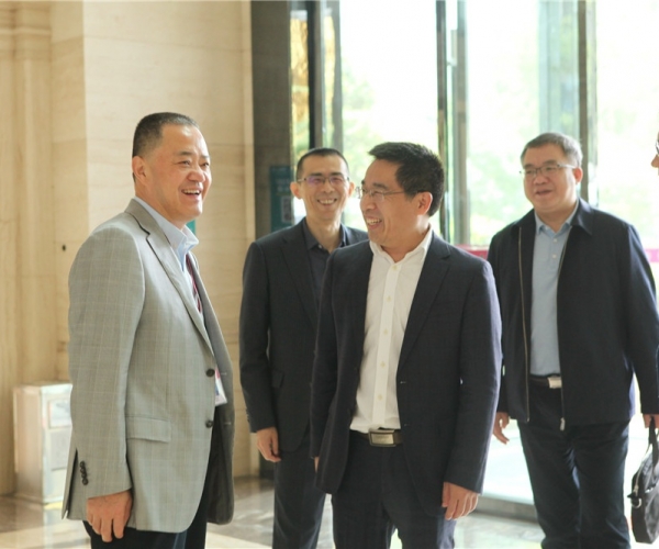 商務(wù)部國家繭絲綢協(xié)調辦公室副司長(cháng)陳平，河池市委常委、副市長(cháng)杜際鵬蒞臨調研指導