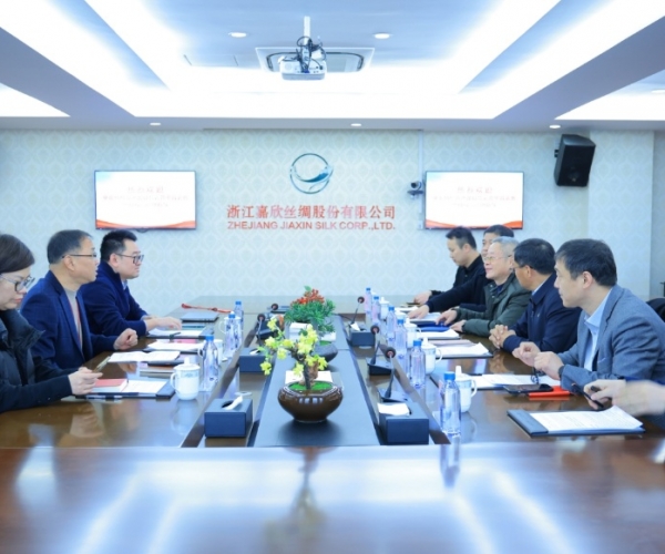 中國紡織品進(jìn)出口商會(huì )曹甲昌會(huì )長(cháng)一行來(lái)訪(fǎng)調研 深入調研外貿走勢，攜手探尋前行新徑