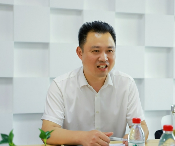 嘉興國家高新區管委會(huì )俞春明主任調研嘉欣絲綢，為發(fā)展鼓勁?